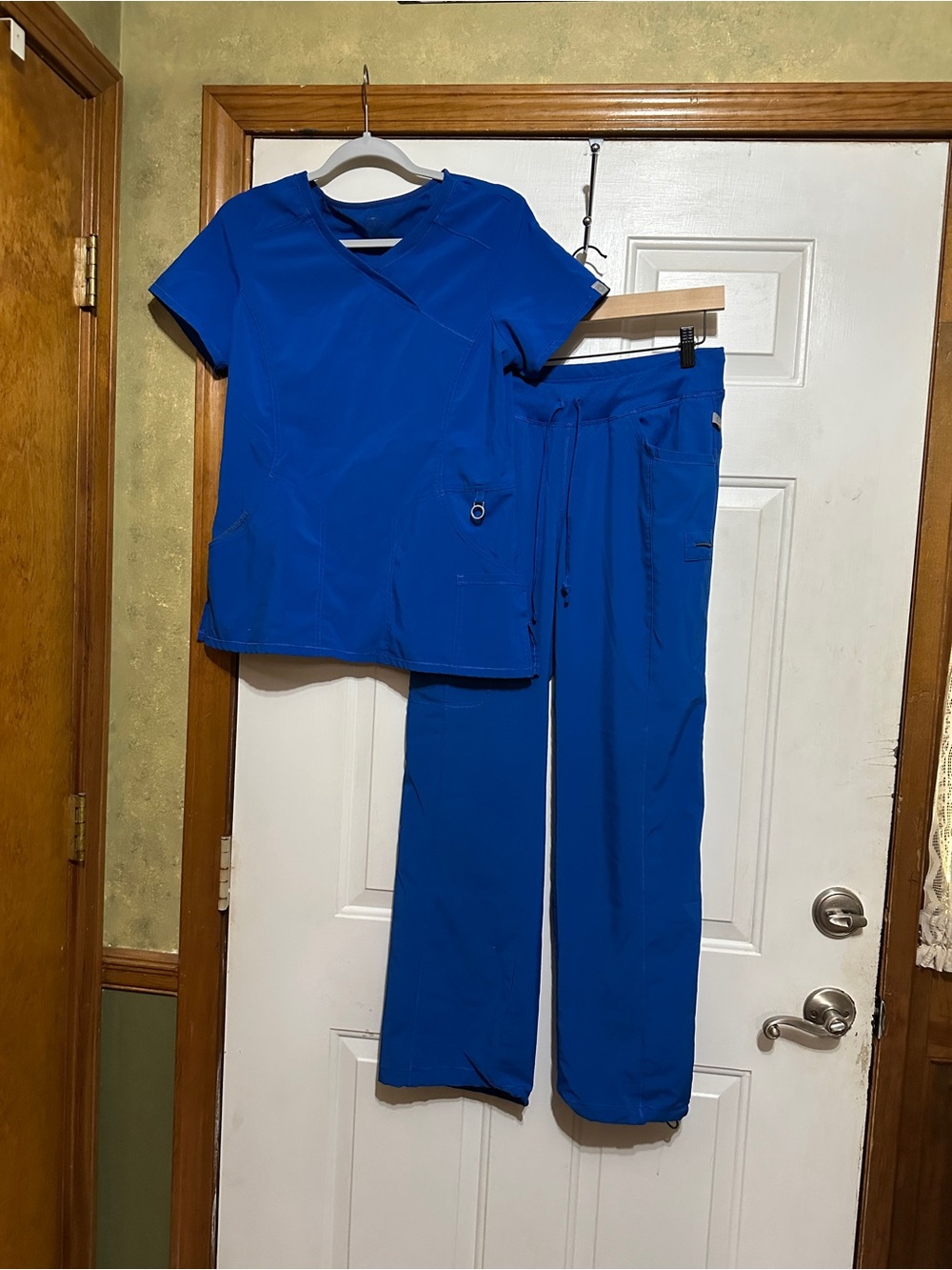Cherokee Infinity Women’s Royal Blue Solid Scrub Set Top Med & Pants Med Petite